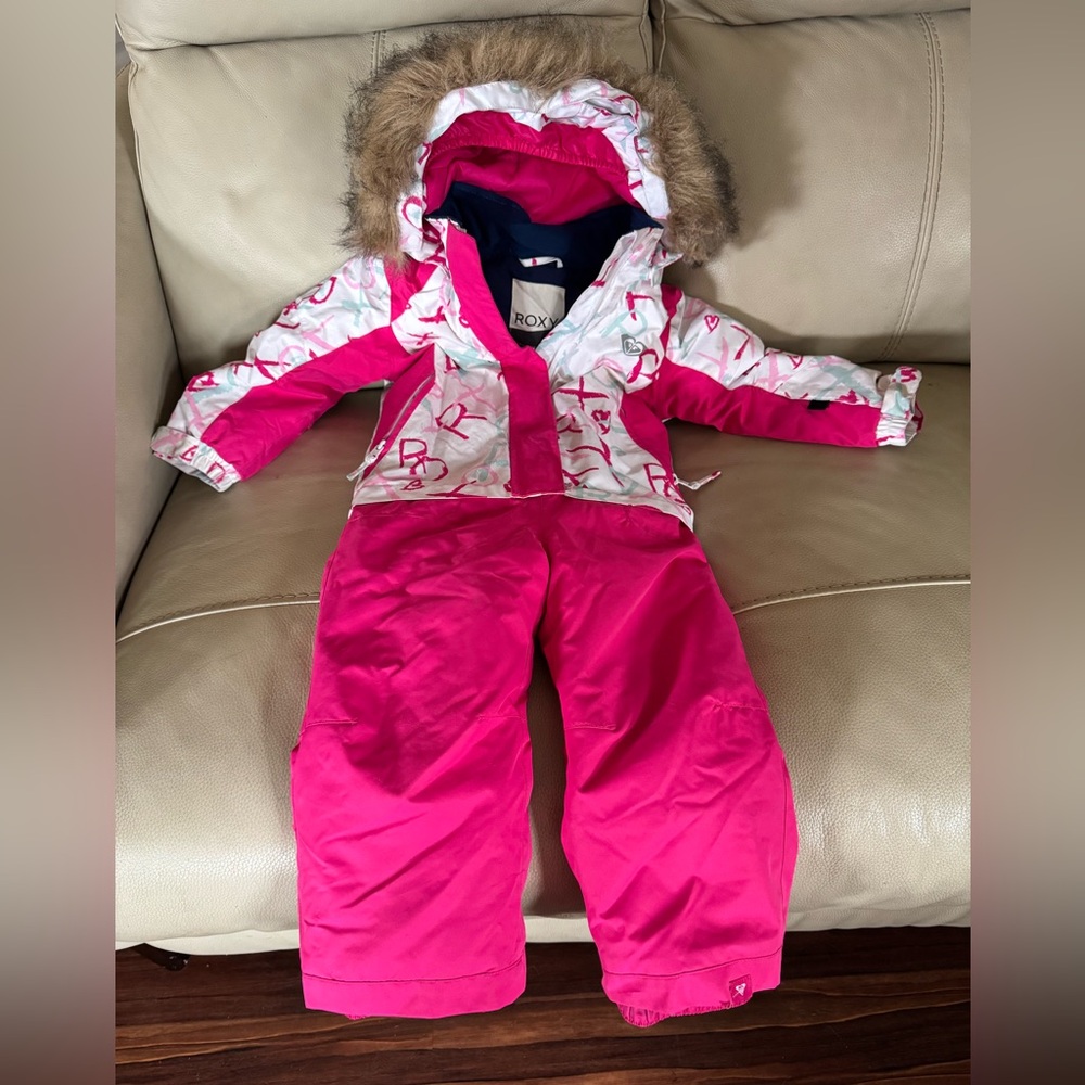 Girls Roxy 3T snowsuit detachable fur hood. Excellent condition hot pink white